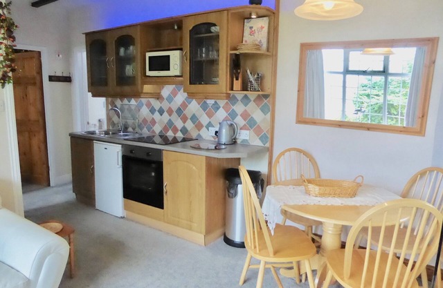 5~Short walk~Beach~Pubs~Shops: Chlorine safe Pool and Hot tub, Games room, WiFi