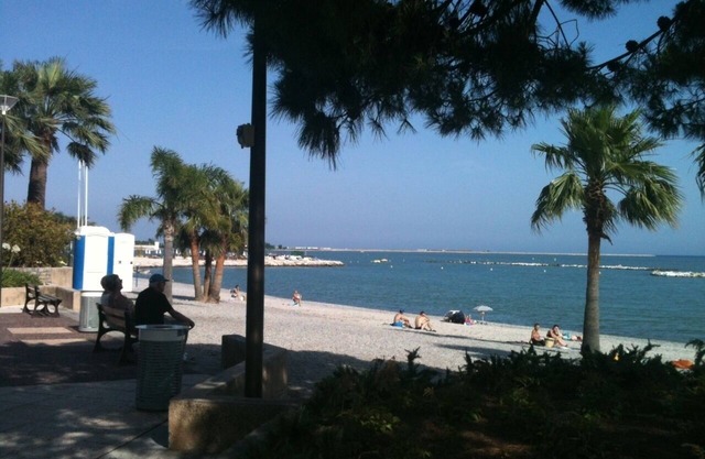 50 meters from the sea Large 2 room terrace, very quiet, between Cannes and Monaco