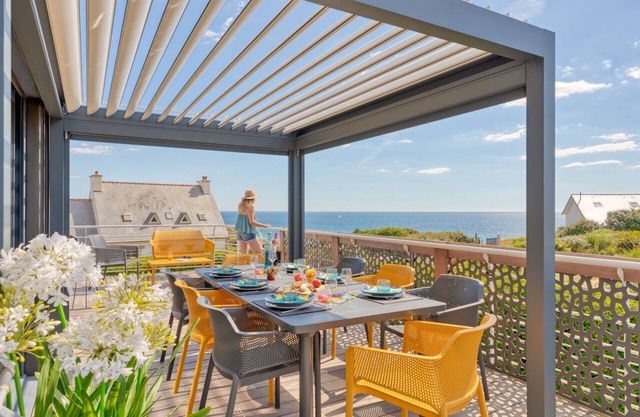 50 meters from the beach! Lovely view for this exceptional villa.