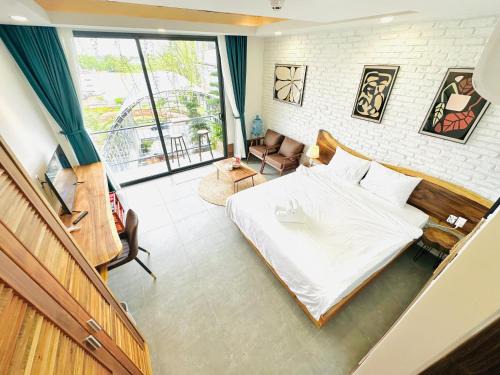502MSNK Luxe Studio with River View & Balcony & Kitchen