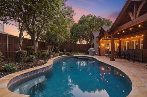 5BD 2BA w Backyard Oasis Pool Jacuzzi Firepit