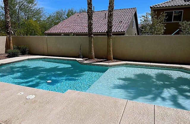 5BD/4BA, King bed, private pool, foosball & pool table, and few miles to strip