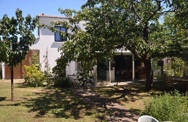 5km from La Rochelle, 800m from the beach, large fully renovated house