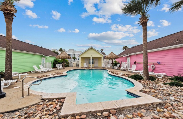 5min to Beach Family-Friendly Island Retreat Quiet Pool Access + Private Yard