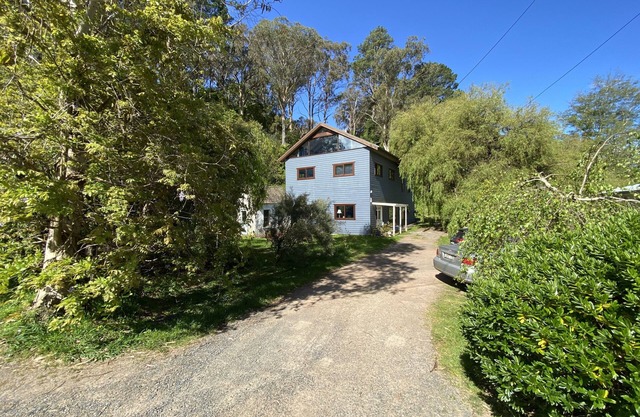 6 Bed, 4 Bath, 3 Level Renovated Barn, 1400m to Bowral Centre, 320m2, Peaceful