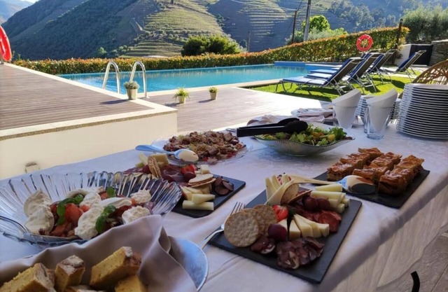 6 bedrooms/suites, infinity pool, gymnasium, gardens, barbecue - Douro Valley