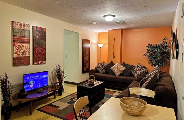 6 Beds | Downtown Apt | Very Quick Walk Everywhere