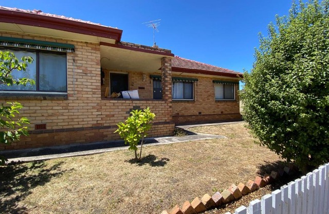 6 Beds-Whole House with 4 bedrooms -Stawell - share accommodation - 2 rooms for 4 gusts are available