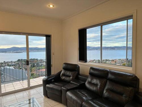 6-BR house in prime location with fantastic views