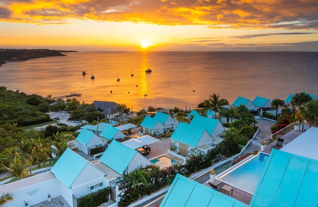 6 BR Villa with Concierge, Amenities, & Pool