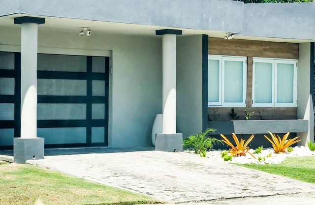 6 guests, 4 min Walk to Private Beach, casino, bowling alley and much more ! n