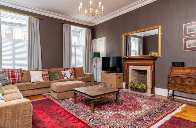 6 Howard Place - a townhouse that sleeps 14 guests in 7 bedrooms