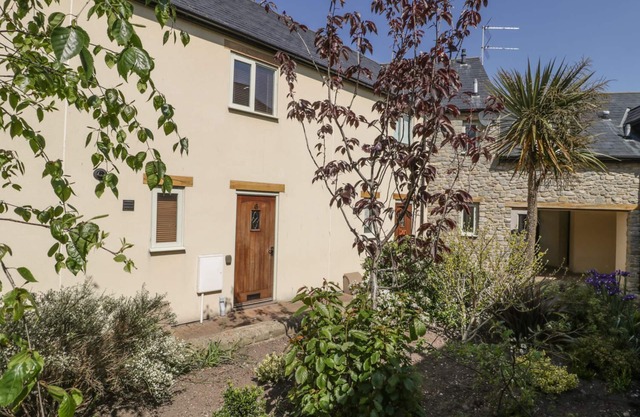 6 MALTHOUSE COURT, pet friendly, country holiday cottage in Watchet