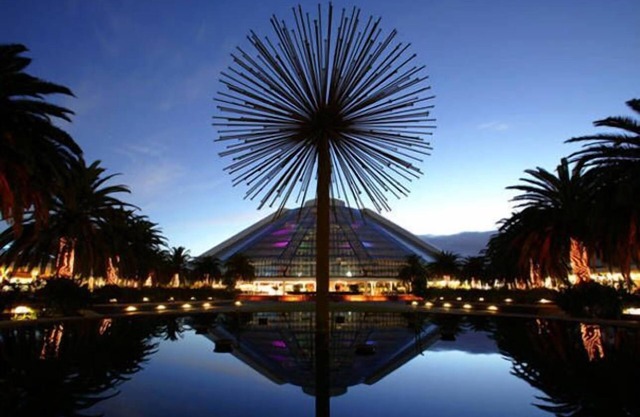 6 Mins- CBD, 1Min - Shops, Restaurants . Huge house +Reverse cycle Air Cond.