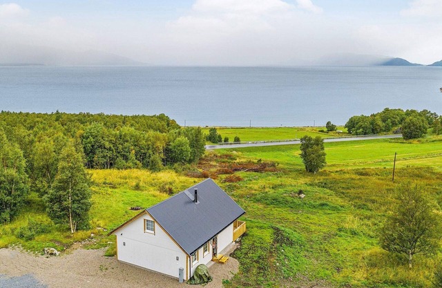 6 person holiday home in Bindalseidet
