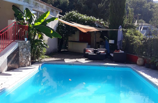 6-room villa with pool in a green setting
