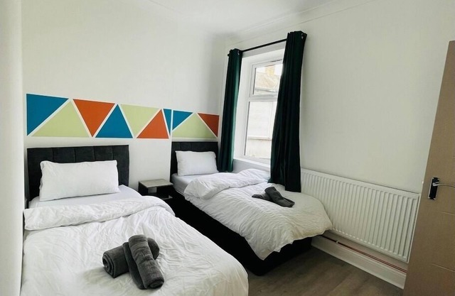 6 Single Beds in Dickens Street | Wi-Fi | Businessn