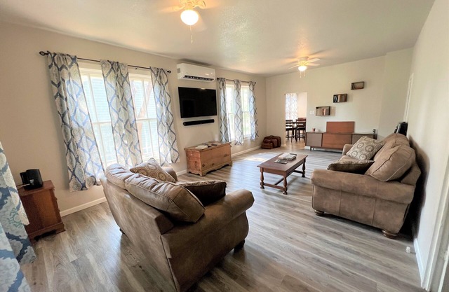 6th Street Retreat- Near Magnolia Silos