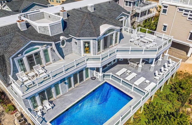 7,400+ square-foot ocean-front home 7 Bedrms all en Suites + Pool, Theatre, Gym