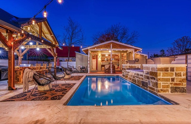7 Bed Home Pool & Pool Table Mins to DT And Pearl