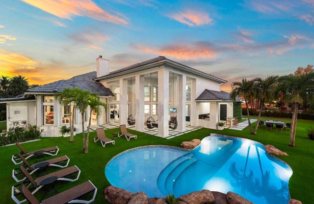7 Bedroom Villa with Basketball Court/Lake, MORE