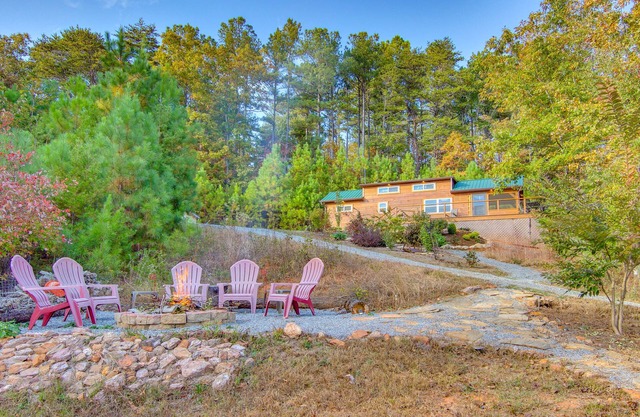 7 Mi to Lake Lure: Mill Spring Cabin w/Hot Tub