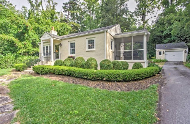 7 Mi to The Biltmore Le Canard Cottage with Porch