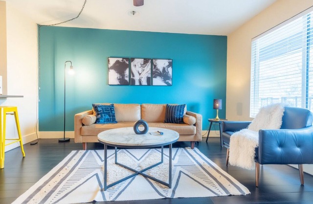 7 mins to Downtown King Suite w/Pool, Parking + Gym 02