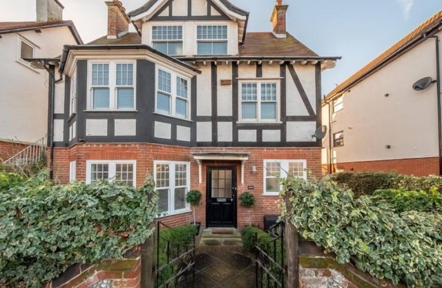 7 Montague Road is a gorgeously presented Edwardian town house on a quiet residential street, walkin