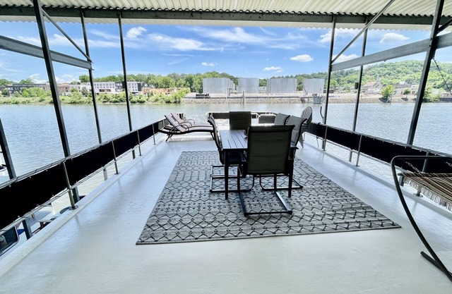 76' gorgeous houseboat- freshly renovated! Boat must stay in slip Boat #3 of 3