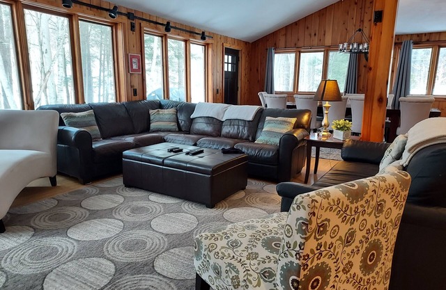 7mins to Storyland, hot tub, 20mins to Conway! Ski and hike for year round fun!