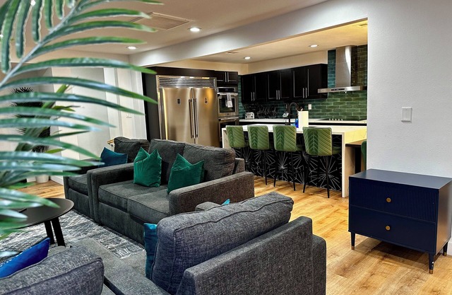 8-bedroom bed & breakfast in welcoming North Las Vegas with WiFi, AC
