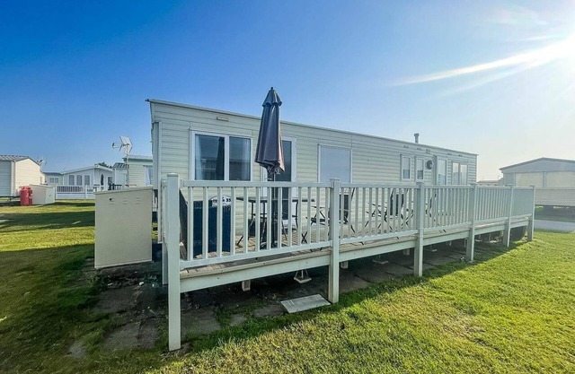 8 berth caravan for hire by the beautiful beach in Heacham, Norfolk ref 21055A