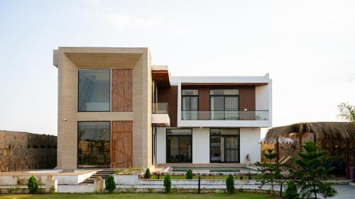 8 BHK Farm stay w Pool, Garden , Snooker, WiFi