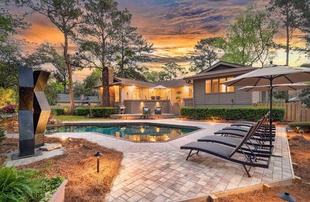 8 Heritage Road: A BESTNEST by Beverly Serral *Private Pool* and fenced yard
