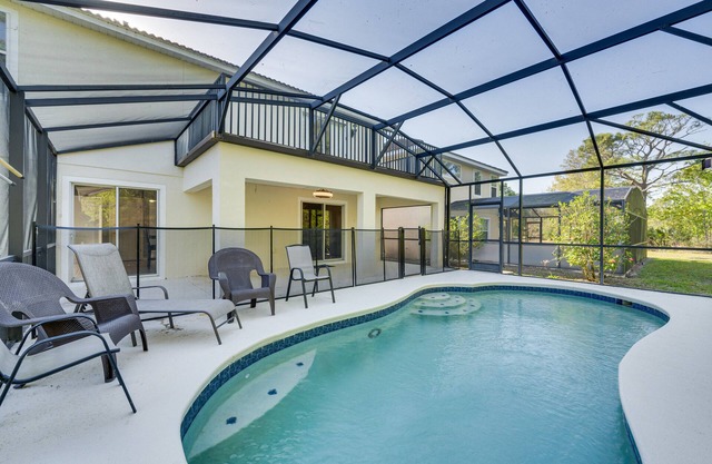 8 Mi to Disney: Family Home w/Screened Lanai!