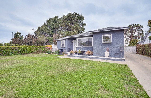 8 Mi to Dtwn: Home w/Fireplace & Games in LA!