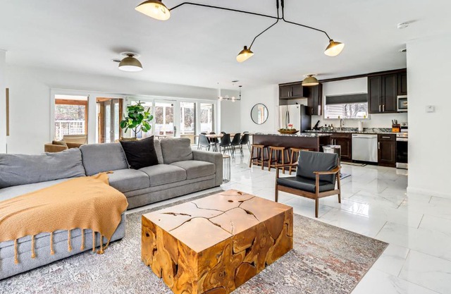 8 Mi to Slopes Family Escape with Hot Tub in Cresco