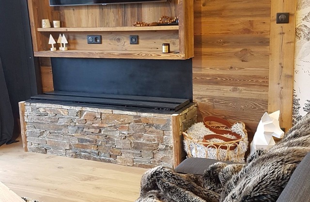 80 m2, ski in/out center Alpe d'huez, luxury 8p 3bdrm 3bathroom 3 terraces with fireplace SPOT