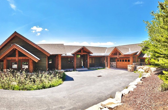 8000 feet with awe inspiring views. Call owner for special ski season rates