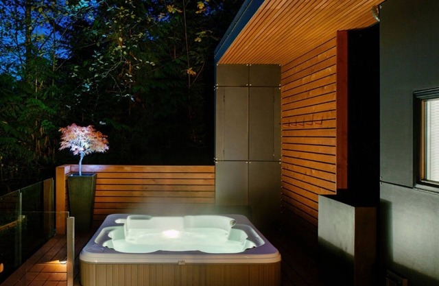 83MF - Lakeside - Hot Tub - WIFI - BBQ - Dock - Sleeps 4 NO PETS by RedAwning
