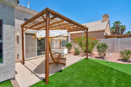 8BR 5BA SuperHero Retreat-King Beds, BBQ, Hammock, Firepit, MiniGolf, WorkSpace