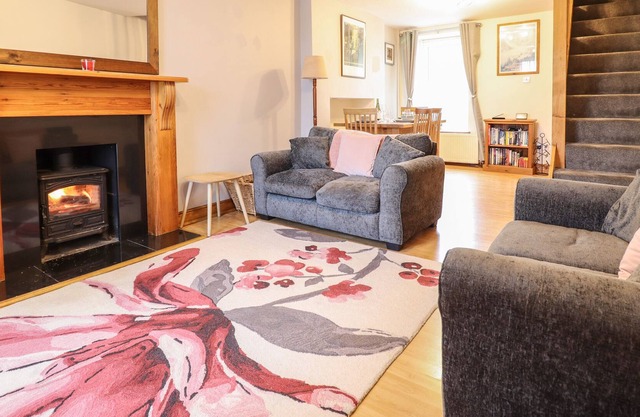 9 ARDUDWY TERRACE, pet friendly, with open fire in Trawsfynydd