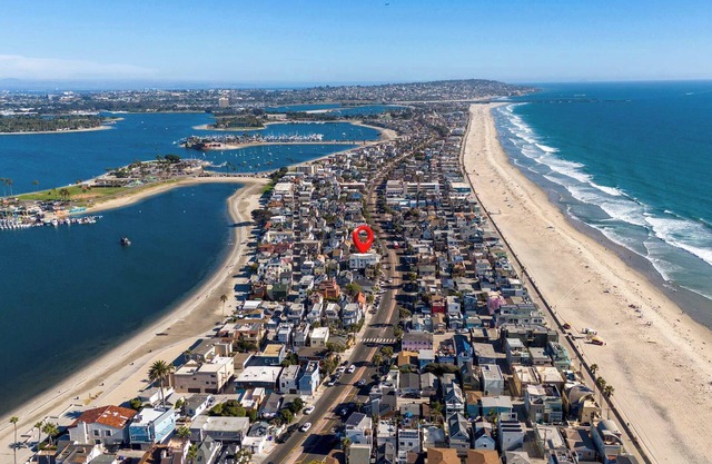 9 Bedrooms-7 Bath-2 Kitchens-Parking-Sleeps 22!