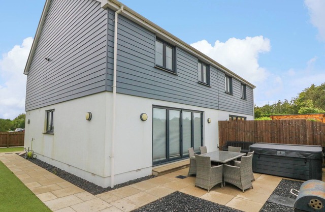 9 COASTGUARD COTTAGES, pet friendly, with hot tub in Woolacombe
