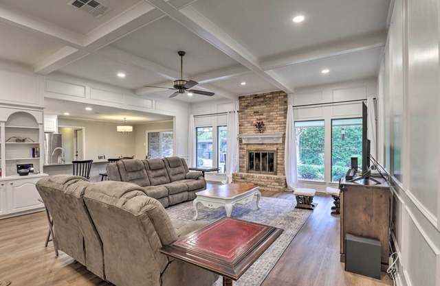 9 Mi to Magnolia Market: Large Home in Waco!