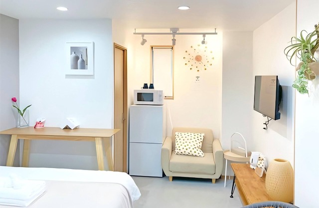 9 - min to Ikebukuro, Cost - eff, 2 - pax. Good eats, shops. Room 101.