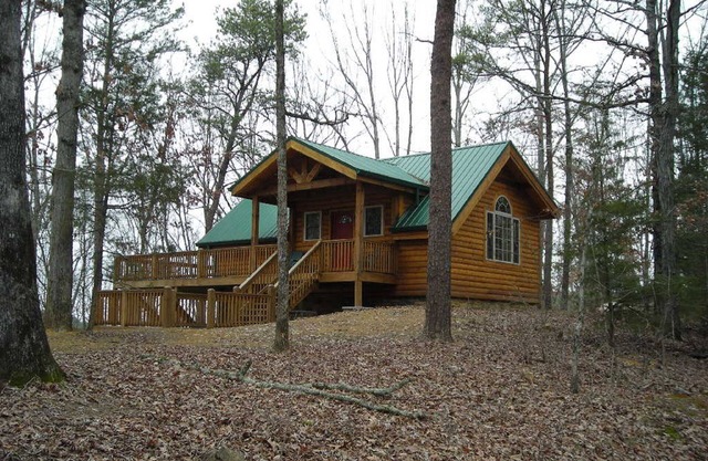 9 Secluded Acres, Hot Tub & Pet Friendly. Close to Restaurants & River Rafting