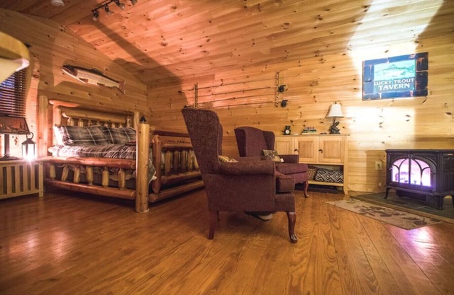 998 Pinhkham · Cozy Wooded Cabin/private hot tub/fireplace/river