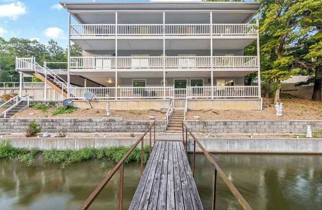 9BR, 5 Bath Lakefront Retreat w/Boat Ramp & Dock